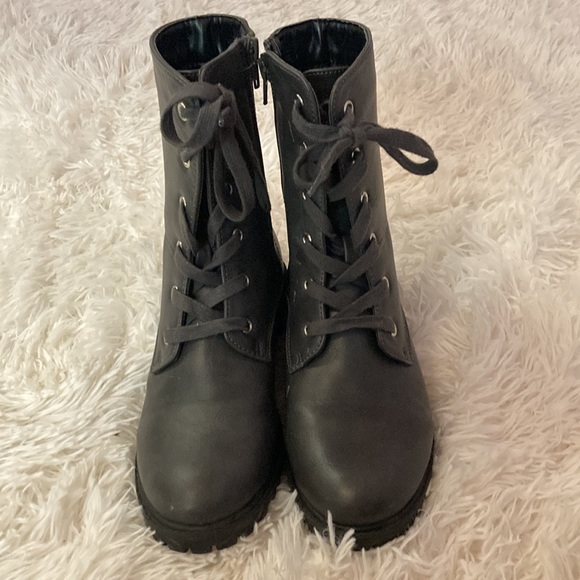 Hello!These are new Steve Madden ankle boots size 4 with no tags, but perfect. - Picture 4 of 5